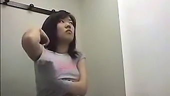 Filmato Voyeuristico Di Una Donna Asiatica Che Si Cambia In Camerino