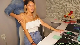 Incontro Bollente In Ufficio Con Un Massaggio Seducente | Segretaria Verificata E Cam-Porn Adolescente