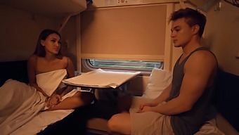 Amatőr Tini Meglepetés Találkozása Egy Jó Adottságokkal Rendelkező Idegennel A Vonaton