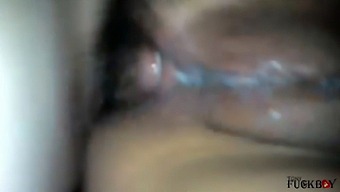 Una Piccola Bruna Viene Eccitata Dal Suo Capo E Dal Suo Amico In Un Eccitante Incontro In Camera Da Letto